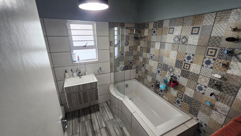 6 Bedroom Property for Sale in Paradise Beach Eastern Cape